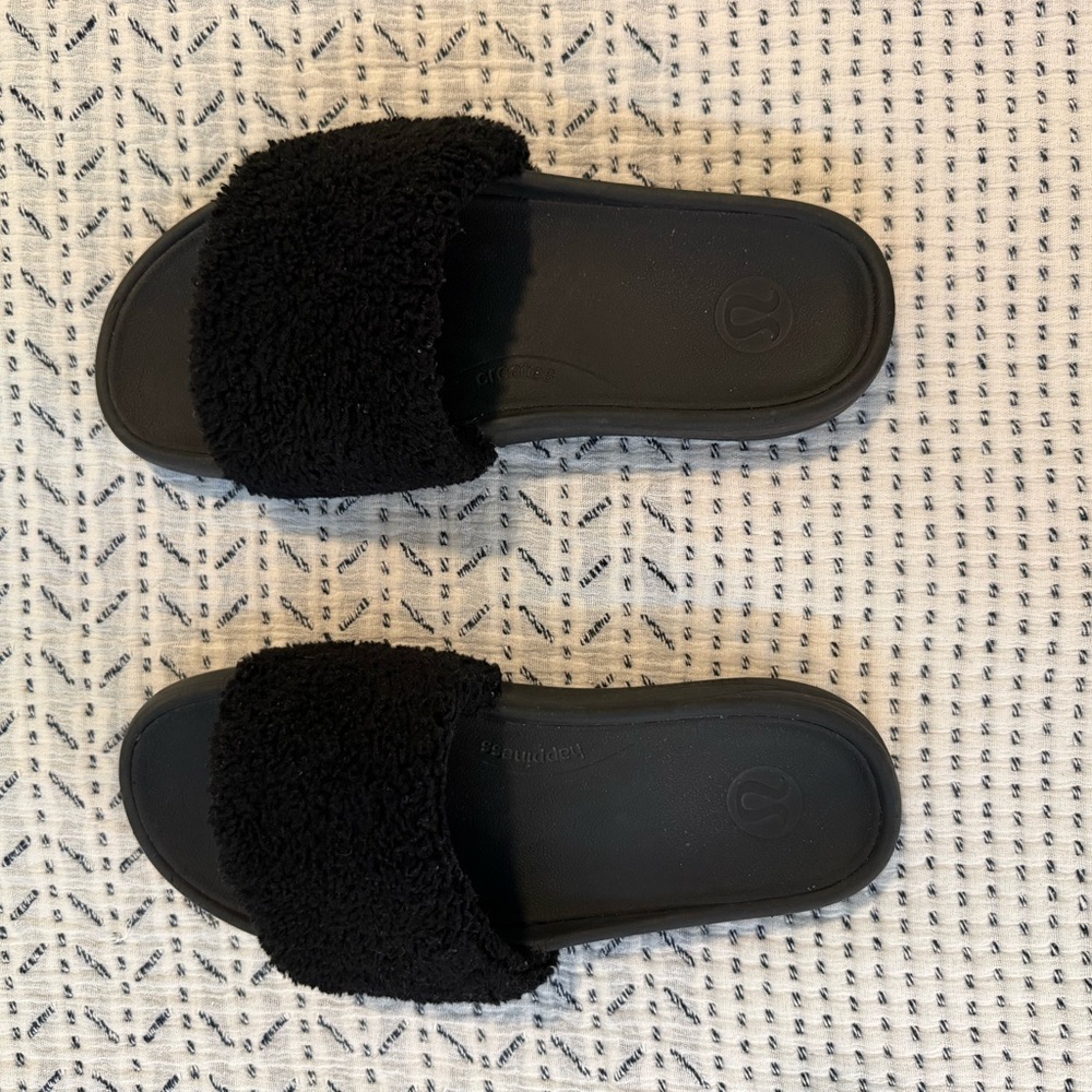 Lululemon: Black shearling Slide Sandals